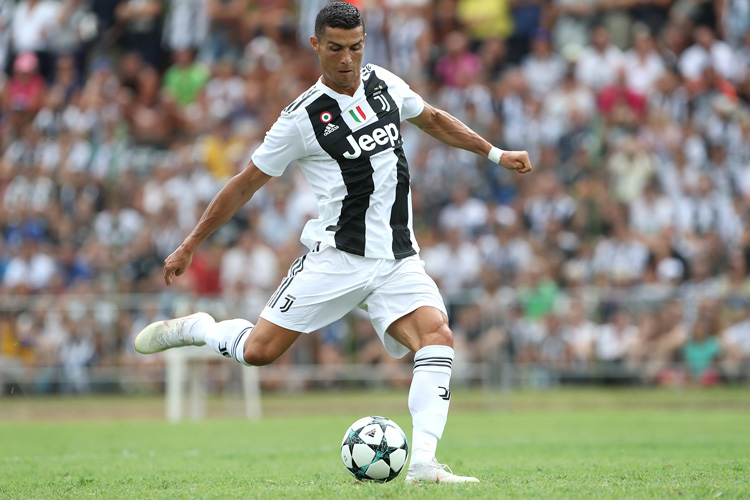 Crossing Trong Bóng Đá Là Gì? ⚡️ 4 Yếu Tố Quan Trọng Để Tạt Bóng Đúng Cách