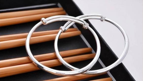 Nhặt Được Bạc Có Nên Đeo Không? Đánh Số Mấy?